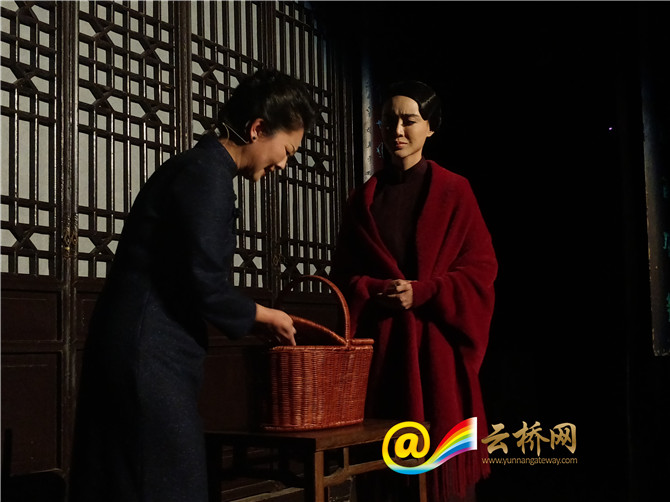 萌白酱-格子衬衫肉丝剧照1